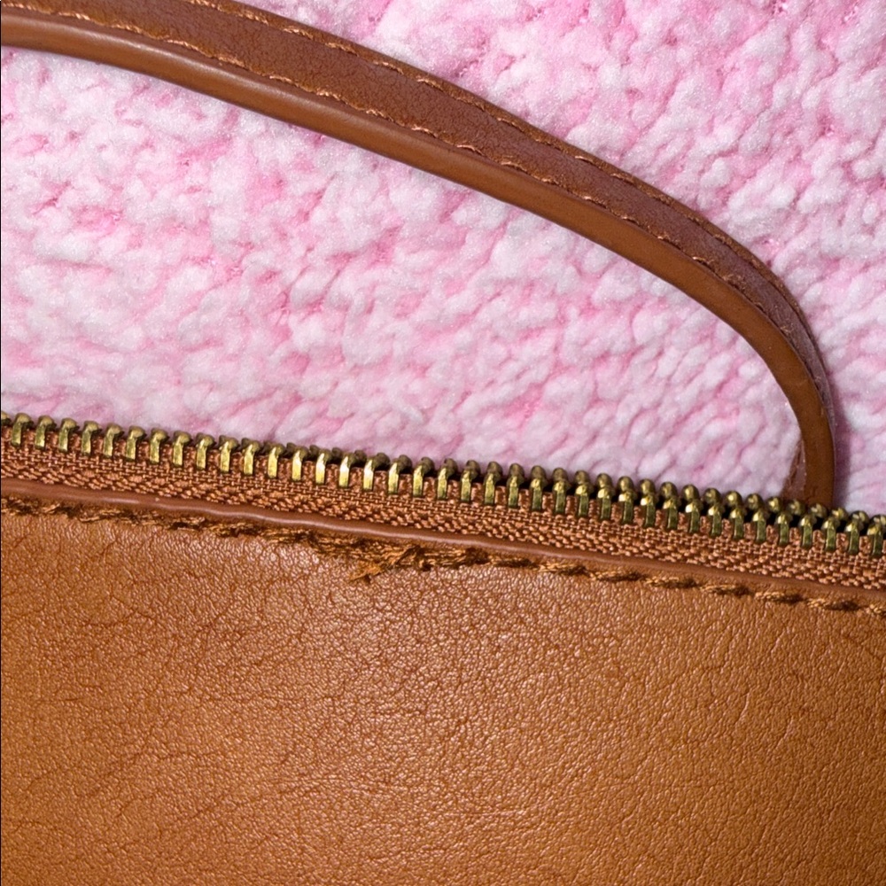 Universal Thread Crossbody Bag - Picture 4 of 8
